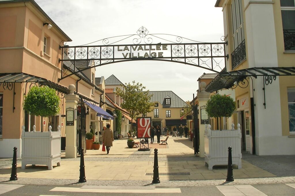 la-vallée-village-entree